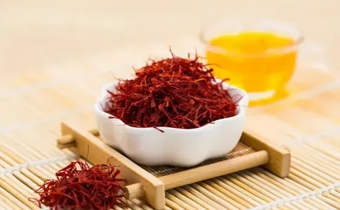 تصویر 4 از زعفران سرگل ممتاز با رنگ طبیعی و عطر قوی